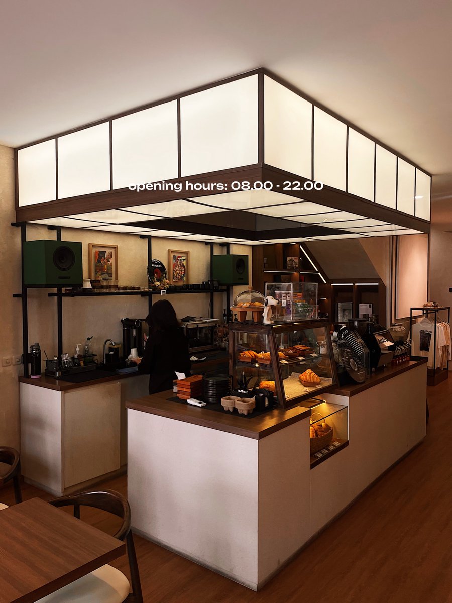 XiaoRodrig5q's tweet photo. Yes to more new spots in Wijaya. This cozy place is perfect for coffee and camera enthusiasts, with great coffee and film for your analog camera. Their morning coffee-and-pastry combo is just IDR 50k—a winning deal in this economy. https://t.co/mxK5PnG6pZ
