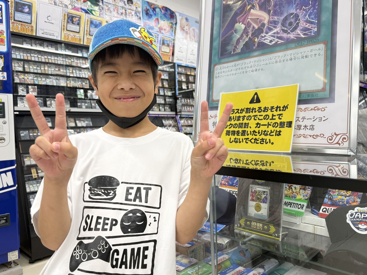 hbsthonatsugi's tweet photo. 【#ポケカ】 
先日行われたチャンピオンズリーグ2027横浜のジュニアリーグにて優勝したTAISEIくんが遊びに来てくれました！

なんと優勝記念の盾を当店にて飾らせていただけましたのでローケースに展示しております！！

TAISEIくん改めて優勝おめでとう！！！ https://t.co/JID3cgoC2A