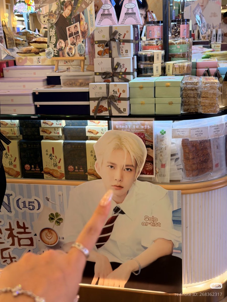 cuddlyheeseung's tweet photo. Evan is seriously so loved in China, from all those support billboards to the support of Koi Kei Bakery giving fans souvenirs and tasty snacks, and C-Ever's said it’s so pretty that everyone stops to look! ♡ https://t.co/sSdui10IIU