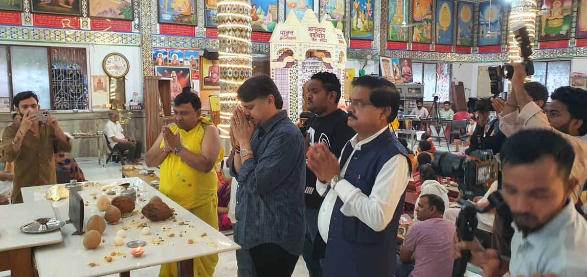 ShankarisBJP's tweet photo. आज आशियाना स्थित श्री जैन मंदिर में पावन दसलक्षण महापर्व के पावन अवसर पर लोकप्रिय विधायक माननीय डॉ. @RajeshwarS73  जी के साथ सम्मिलित होने का सौभाग्य प्राप्त हुआ।

परम पूज्य संत शिरोमणि श्री 108 विहसंत सागर जी महाराज के मुखारविंद से आत्मशुद्धि, क्षमा और संयम पर ओजस्वी प्रवचन श्रवण कर मन अभिभूत हो गया।

दसलक्षण पर्व हमें क्षमा, मार्दव, आर्जव, सत्य, शौच, संयम, तप, त्याग, आकिंचन और ब्रह्मचर्य के दश धर्मों को जीवन में धारण करने की प्रेरणा देता है। यह आत्मचिंतन और आत्मकल्याण का अनुपम पर्व है।

समस्त जैन समाज को दसलक्षण पर्व की हार्दिक शुभकामनाएं।