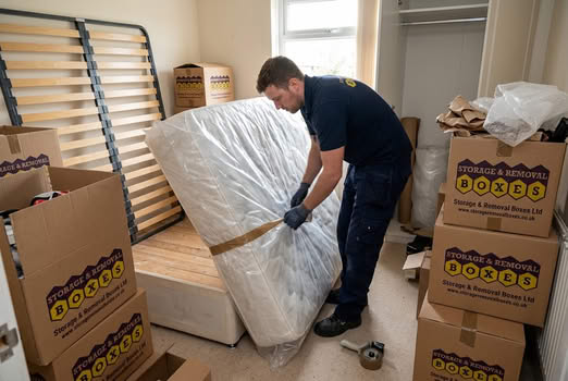 HomeMovingBoxes's tweet photo. Moving house or putting your bed into storage? 📷 
https://t.co/WDUncHrw1e...
Mattress Storage Covers, perfect for keeping out dust and moisture. 📷📷
#MovingDay #Removals #StorageSolutions #MattressCover #PackingHacks #StorageRemovalBoxes https://t.co/NttK72Quws
