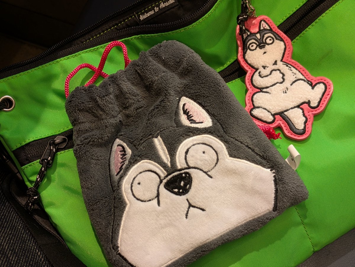 Yuitoss's tweet photo. オンラインで注文したけど、商品が手元に届くのが待ちきれなくてまじイヌのポップアップ行ってきた🐕️かわいい〜巾着ふわふわ〜 https://t.co/YHyajXr6Vy