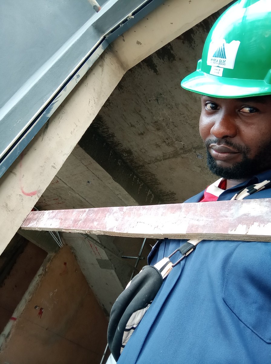 bobbyefiok's tweet photo. @Akinjoshua2017 Right at work 👷‍♂️ https://t.co/l9SbVkK4fV