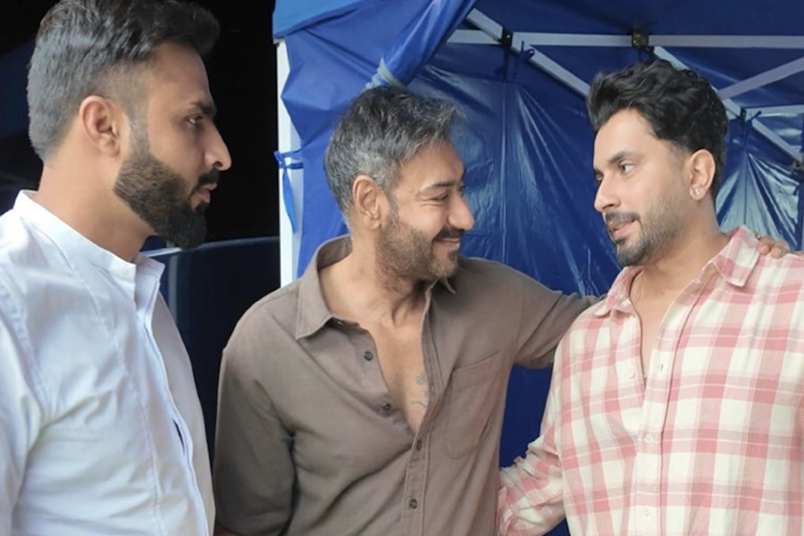 BollywoodH's tweet photo. #SunnySingh Thanks #AjayDevgn for Supporting His First Punjabi Film #Thaapi
https://t.co/VKrTbFvnG9 https://t.co/xHpMqSzhyo