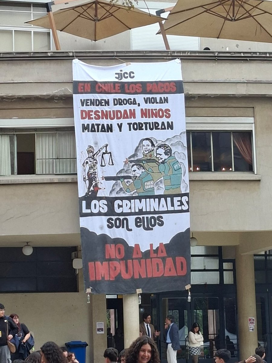 Iherreraa's tweet photo. Emilio, perdón, Emilia Schneider, el jeguo de tres patas, adoctrinando a niños en un colegio con un cartel donde se ven carabineros diciendo que ellos son los verdaderos criminales. Solo vean el cartel.  Esta es basura zurda https://t.co/8AqHMkH7u3