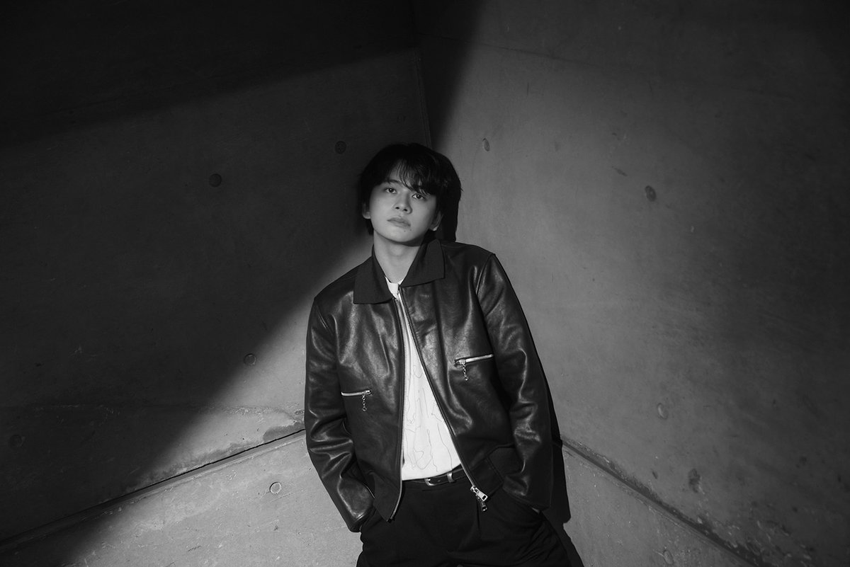 fast_japan_'s tweet photo. #北村匠海 さんのアザーカットを公開📸

ふとした横顔も思わず見惚れてしまうほど絵になる北村さん。

光と影の中で魅せるクールな表情と
柔らかな眼差しをたっぷりご堪能ください🖤

@shibire_movie

#FAST #しびれ https://t.co/lWG4ErDUIa