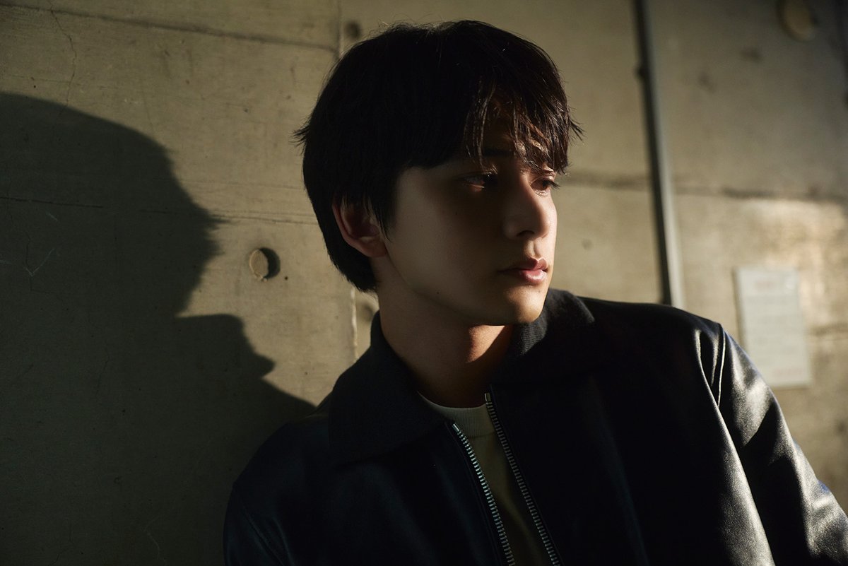 fast_japan_'s tweet photo. #北村匠海 さんのアザーカットを公開📸

ふとした横顔も思わず見惚れてしまうほど絵になる北村さん。

光と影の中で魅せるクールな表情と
柔らかな眼差しをたっぷりご堪能ください🖤

@shibire_movie

#FAST #しびれ https://t.co/lWG4ErDUIa