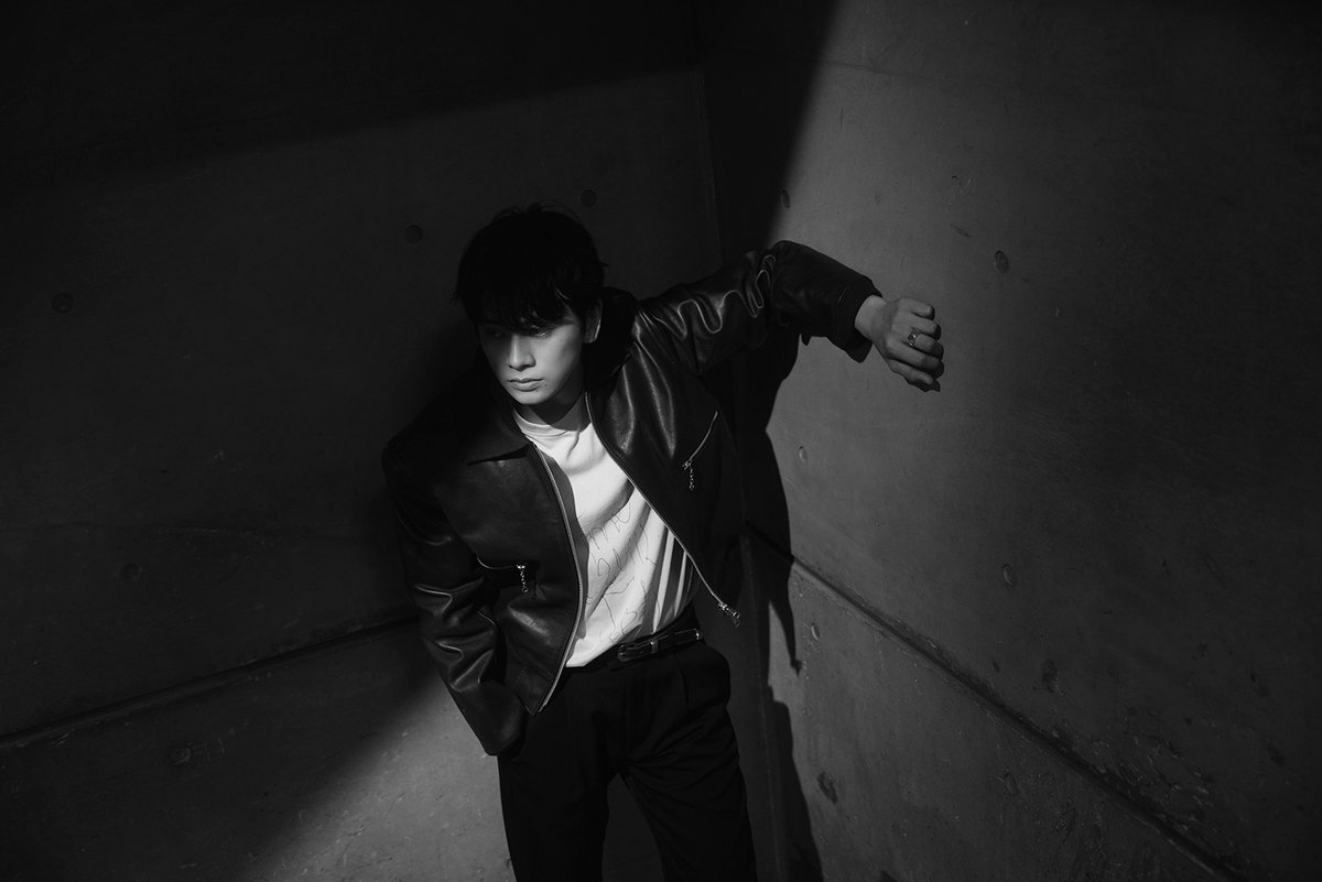 fast_japan_'s tweet photo. #北村匠海 さんのアザーカットを公開📸

ふとした横顔も思わず見惚れてしまうほど絵になる北村さん。

光と影の中で魅せるクールな表情と
柔らかな眼差しをたっぷりご堪能ください🖤

@shibire_movie

#FAST #しびれ https://t.co/lWG4ErDUIa