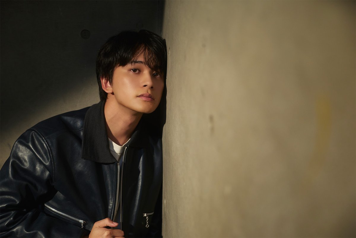 fast_japan_'s tweet photo. #北村匠海 さんのアザーカットを公開📸

ふとした横顔も思わず見惚れてしまうほど絵になる北村さん。

光と影の中で魅せるクールな表情と
柔らかな眼差しをたっぷりご堪能ください🖤

@shibire_movie

#FAST #しびれ https://t.co/lWG4ErDUIa