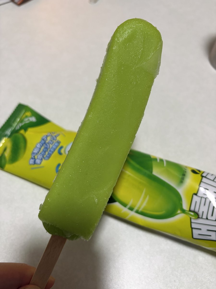 Nyankorasu's tweet photo. 引越し前の大掃除はてぇへんだね〜🧹
休憩に韓国産？のアイス食べたけど🍨
凍らせたこんにゃくゼリーや🍧
あと…形が…疲れた🥱 https://t.co/g8zTRlUnCC