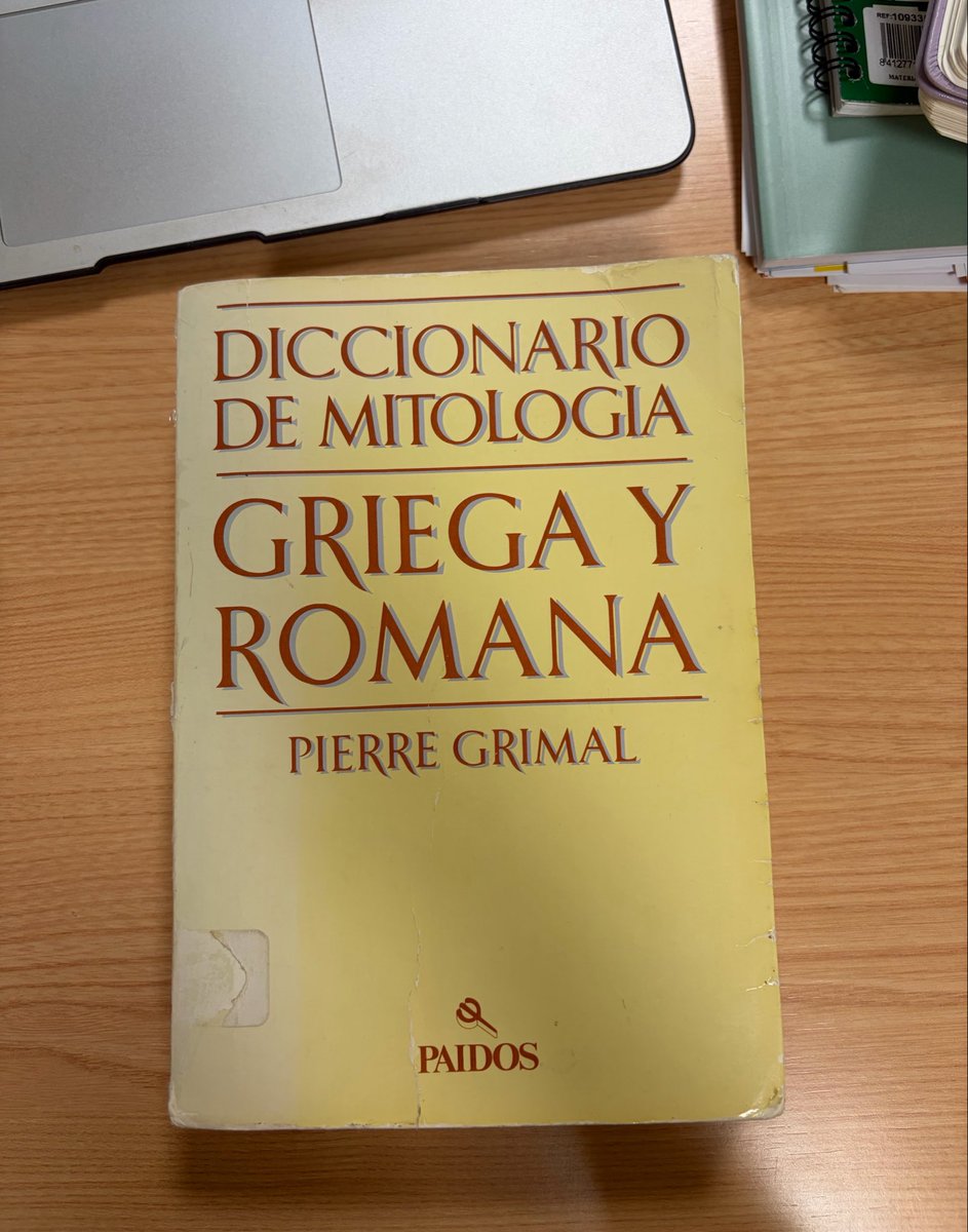 vivarlaura_'s tweet photo. Me piden en clase que recomiende libros de mitología. Les doy una lista, pero hago hincapié en esta joya. El Pierre Grimal, el diccionario con el que pasé horas en mi habitación de adolescente fascinada, reptando de una historia a otra. Nunca he dejado de consultarlo. https://t.co/jjrsxCop7h