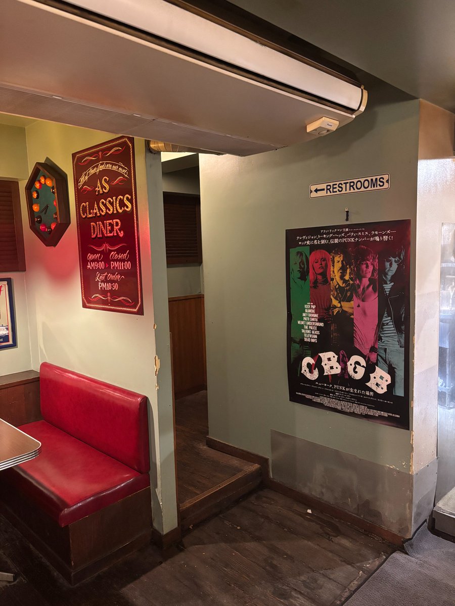 albatros_music's tweet photo. 📌展示情報��
駒沢オリンピック公園近くにお店を構える
「AS CLASSICS DINER」にて、
『#CBGB ニューヨーク、PUNKが生まれた場所』の
ポスターを飾っていただきました!
オーナーシェフの愛とこだわりが詰まったハンバーガーを食べながらPUNKの話に花を咲かせてください🍔
#ASCLASSICSDINER https://t.co/10p72I1hFn