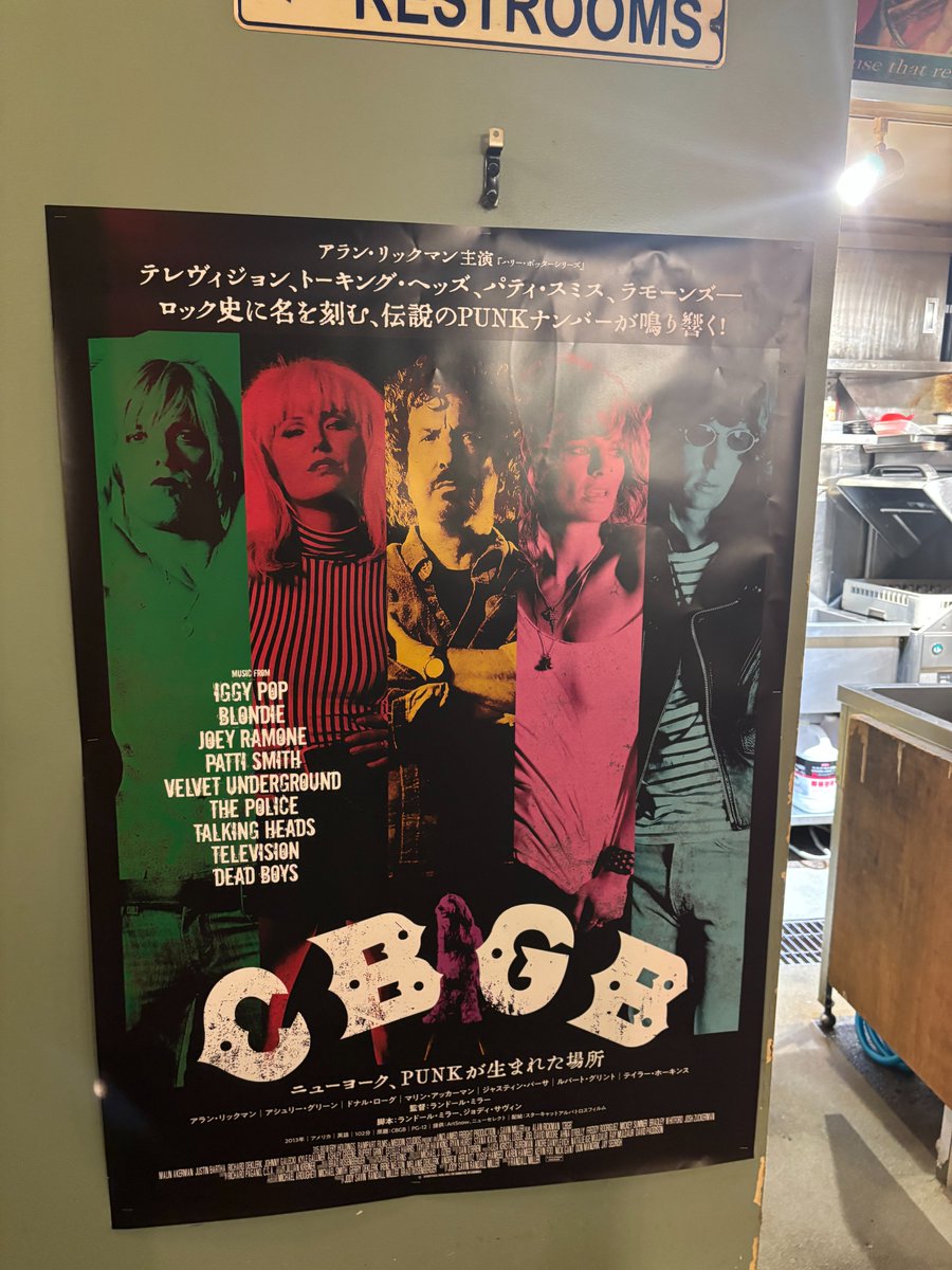 albatros_music's tweet photo. 📌展示情報��
駒沢オリンピック公園近くにお店を構える
「AS CLASSICS DINER」にて、
『#CBGB ニューヨーク、PUNKが生まれた場所』の
ポスターを飾っていただきました!
オーナーシェフの愛とこだわりが詰まったハンバーガーを食べながらPUNKの話に花を咲かせてください🍔
#ASCLASSICSDINER https://t.co/10p72I1hFn