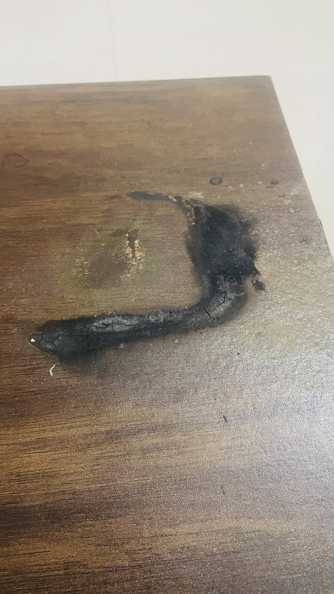 ashu6817's tweet photo. ⚠️ My Ambrane 10,000mAh MagSafe power bank overheated and caught fire, severely melting the device and burning my furniture.
This is a serious safety concern. @AmbraneIndia @amazonIN — please investigate this incident and provide a resolution
#Ambrane #ProductSafety #FireHazard https://t.co/xaPhxK0mJs