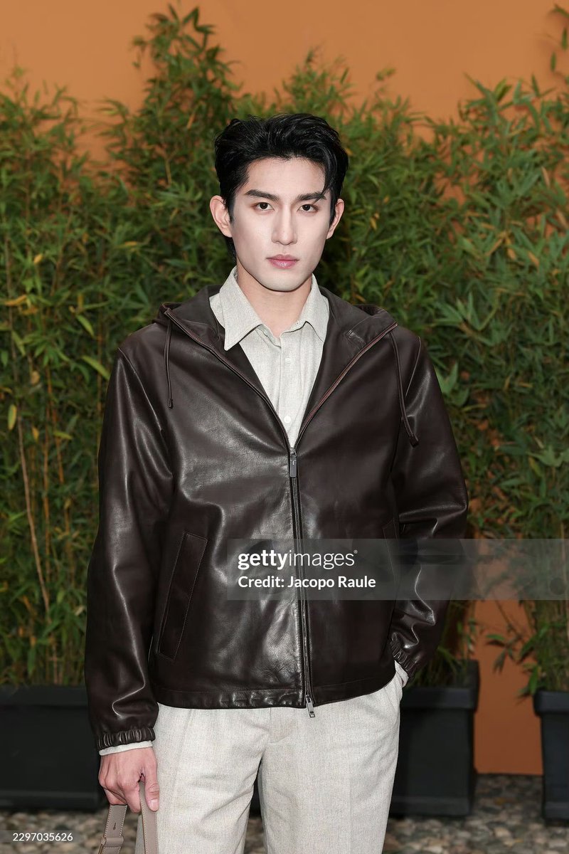 bibleswin's tweet photo. SHUT THE FUCK UP?????

ANNA WINTOUR AND AYDEN SNG AT THE SAME SHOW, PHOTOGRAPHED BY THE SAME PHOTOGRAPHER. 

DEAR GOD LET ME SEE ONE PIC OF AYDEN AND ANNA 

#TODSXAydenSng
#AylioMFWSS27
#AydenSng https://t.co/dn1mXnW2lT
