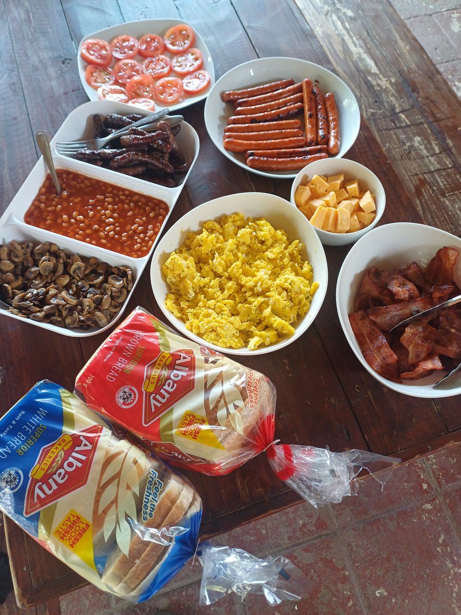 TebogoMokubung1's tweet photo. Most of my son's teammates are from outside Gauteng &amp; stay at Clubhouse. This guy asked i speak to club chairman for us to host his three teammates who couldn't go home this long weekend. Breakfast for the boys. God will provide for rest of the month. https://t.co/YxbF6ya5vU