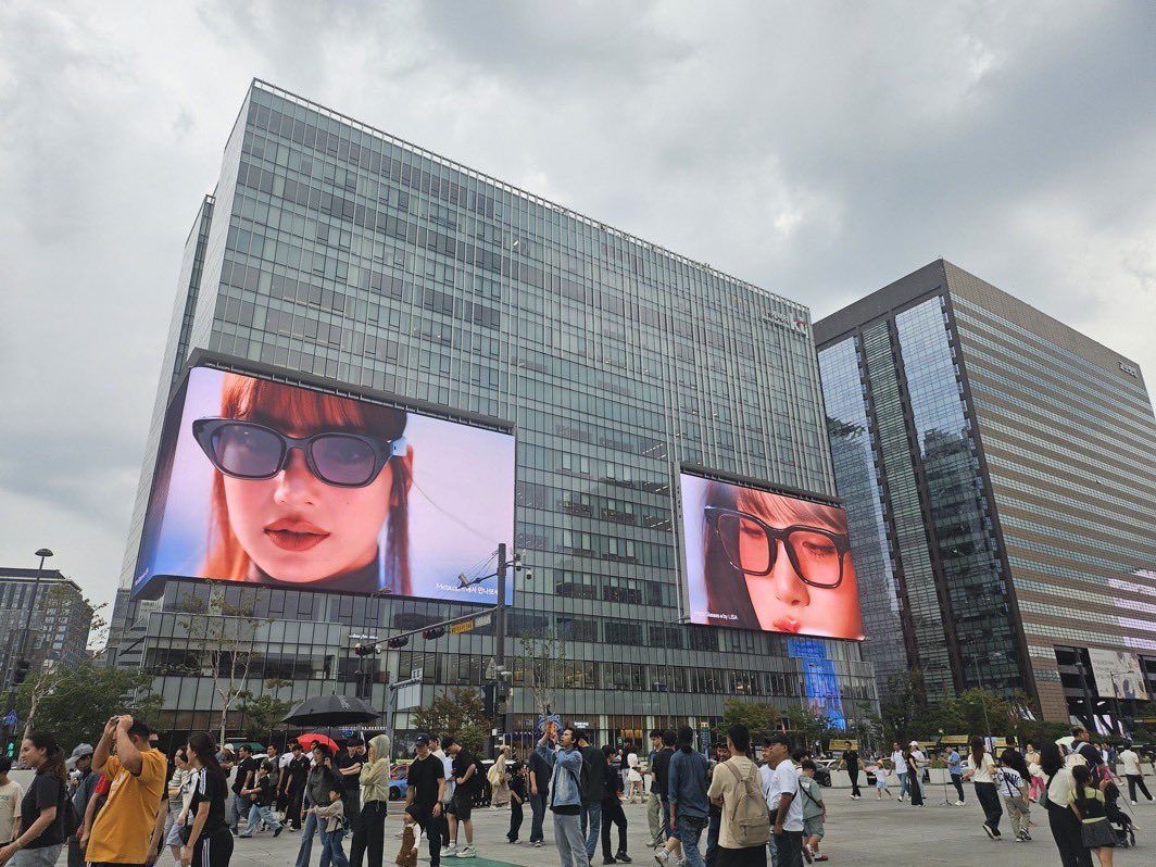 LaliceUpdates's tweet photo. 📍Seoul, Korea (BB led)
#LISA x @Meta Glasses 🕶️ 

c/o lslisamn

@wearelloud 
#MetaGlassesbyLISA https://t.co/aLU0d8ksr8