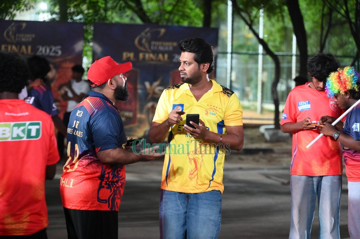 RDBalaji's tweet photo. Rio Raj &amp; Saniya Ayappan's #Maddy looks like a #CSK fan and #RCB fan falling in love! 💛❤️🏏😂

Cricket rivalry taking a romantic turn! ❤️ https://t.co/WMtT0mY4sJ