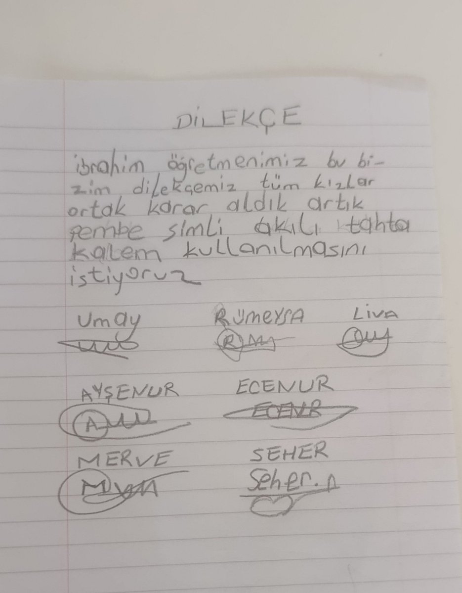 iboholmes's tweet photo. kızlar ben nerden bulayım şimdi pembe simli akıllı tahta kalemini https://t.co/LPMhSqpqAj