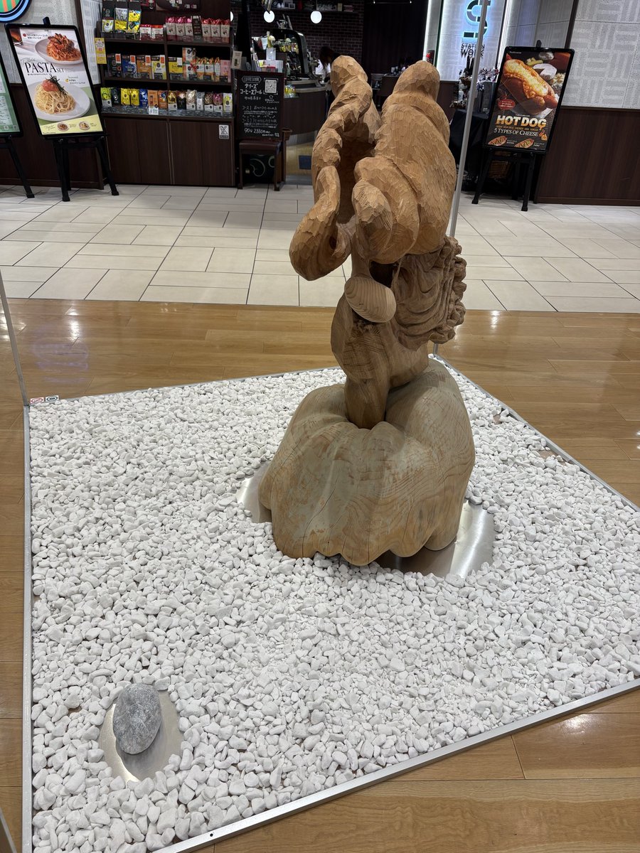 coturnixqoo's tweet photo. パリ、ノルマンディ、戦火を逃れてアルジェ、戦後のパリ…それぞれその場所のモチーフを見つけ作品を描いているマルケ。日本の画家たちにも影響を与えていたのですね。　立川駅に戻り、気になる作品。中央線沿いの駅町でアートフェスティバルが9〜11月に開かれているみたいです。 https://t.co/7k2JhMkTZt