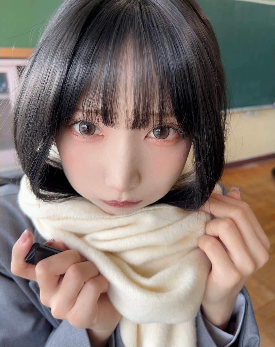 Chinetttu's tweet photo. 髪の毛マフラーに埋もれちゃった https://t.co/WxhbKMdlkV