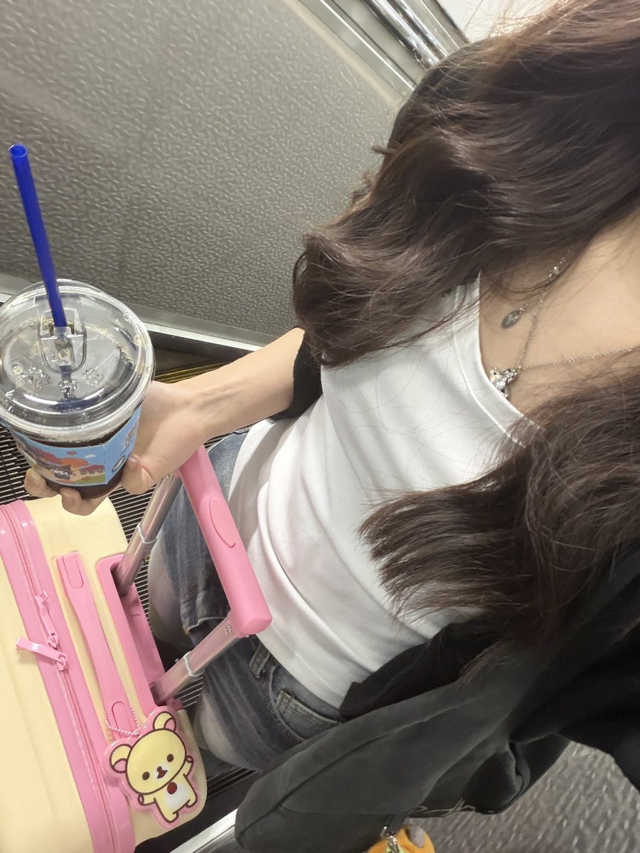 aaaa654321a's tweet photo. 추석 옷 
각도 다 똑같은거 약간 징그럽 https://t.co/4uG9uxSIdK