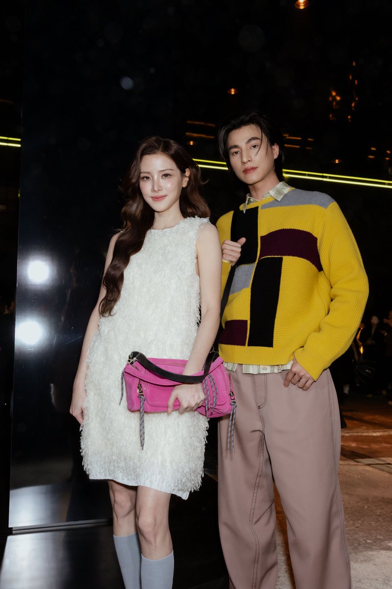 Kazzmagazine's tweet photo. "กลัฟ คณาวุฒิ" และ "ใบเฟิร์น พิมพ์ชนก" ร่วมชมโชว์ Onitsuka Tiger เปิดตัวคอลเล็กชั่น Spring/Summer 2027 ที่งานมิลานแฟชั่นวีค

#OnitsukaTigerSS27xGULF 
#GulfKanawut #Baifernbah #OnitsukaTigerSS27 https://t.co/l5NSdMxD8T