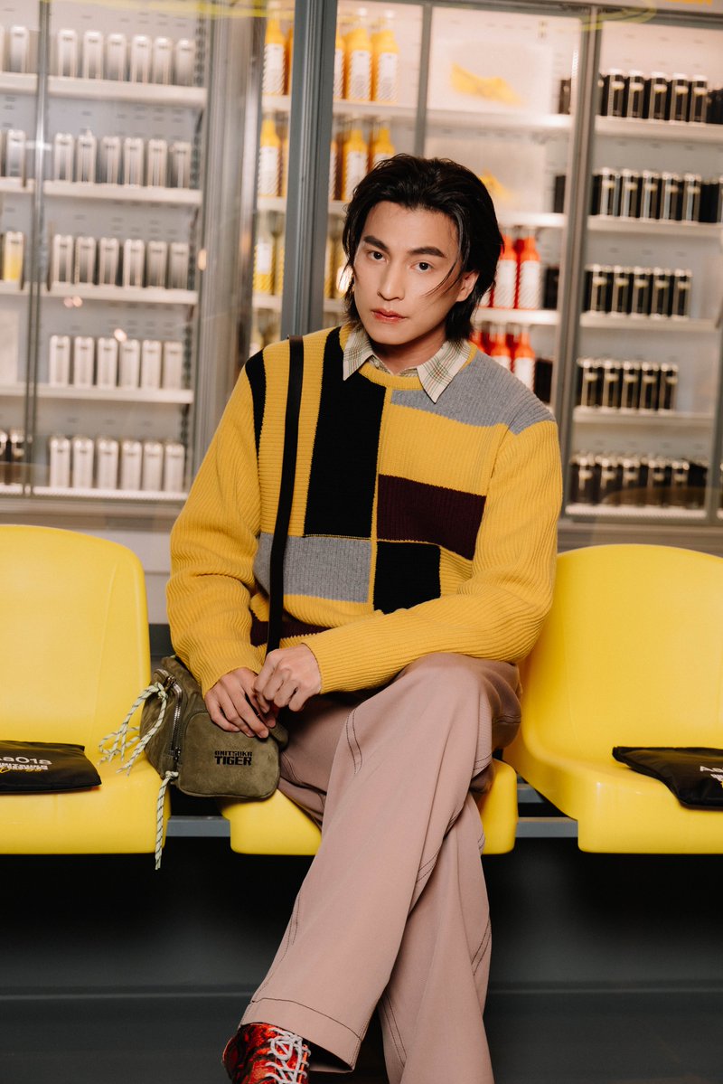 Kazzmagazine's tweet photo. "กลัฟ คณาวุฒิ" และ "ใบเฟิร์น พิมพ์ชนก" ร่วมชมโชว์ Onitsuka Tiger เปิดตัวคอลเล็กชั่น Spring/Summer 2027 ที่งานมิลานแฟชั่นวีค

#OnitsukaTigerSS27xGULF 
#GulfKanawut #Baifernbah #OnitsukaTigerSS27 https://t.co/l5NSdMxD8T