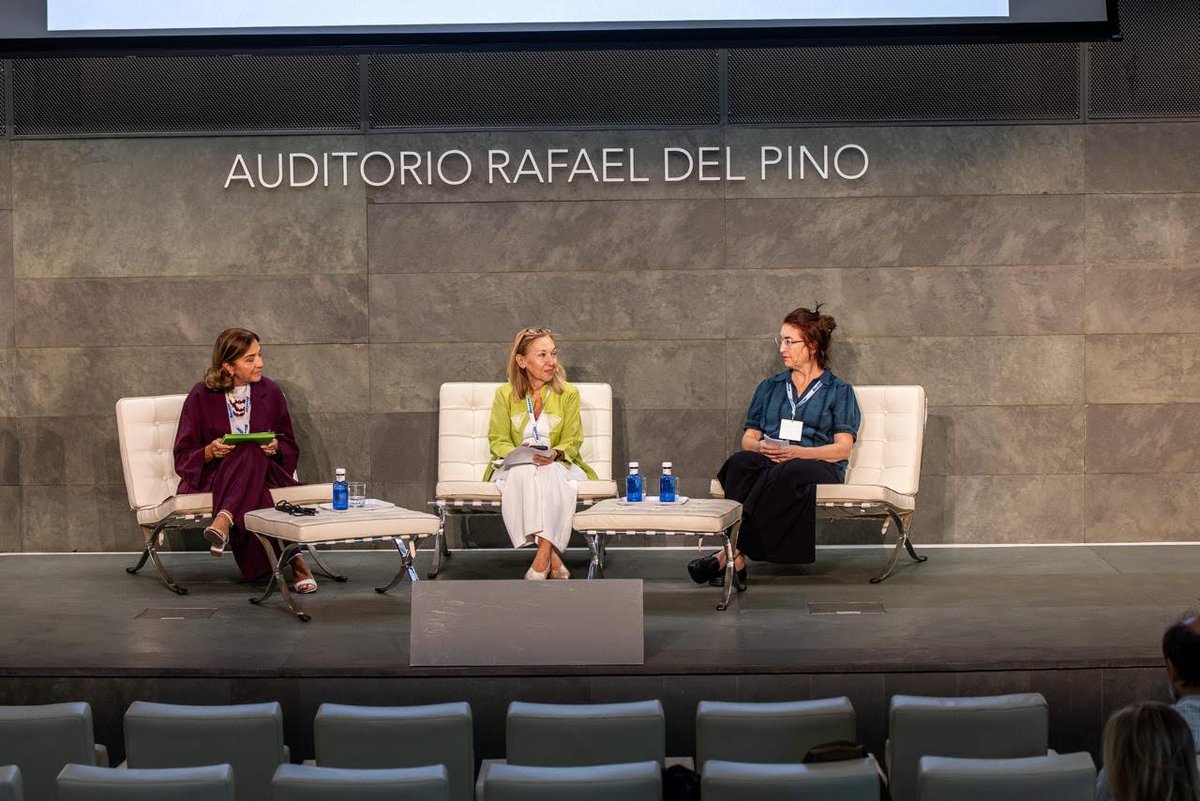 CirculoSanidad's tweet photo. ▶️ Arranca la segunda jornada del III International Summit en Madrid con un incesante debate sobre la carrera investigadora en biomedicina, con 👇

▸ Carmen Vela, directora de proyectos de colaboración en Gold Standard Diagnostics y miembro del Consejo Asesor de nuestra entidad. https://t.co/pZkVJA9q1Q
