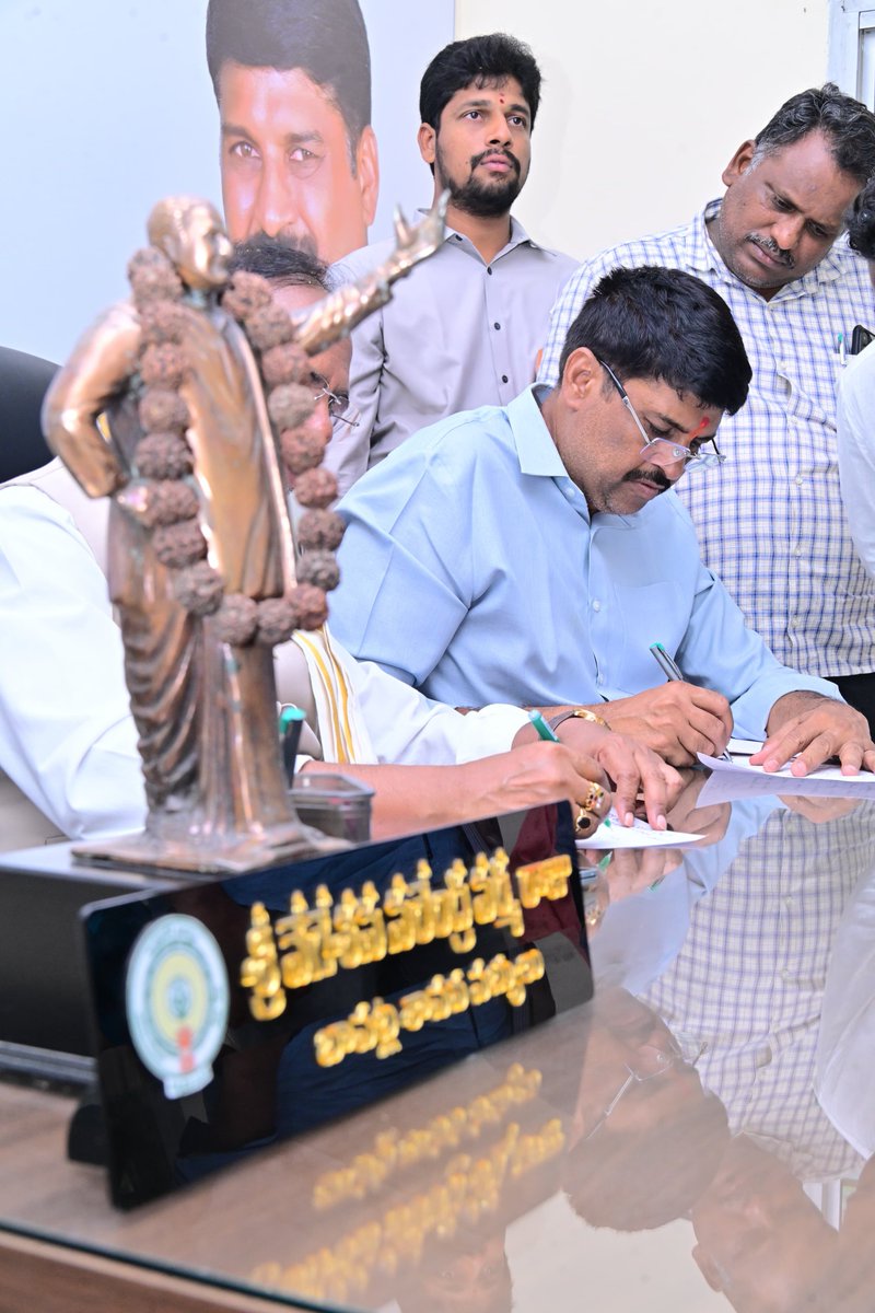 varma_vegesana's tweet photo. ప్రజా సమస్యల పరిష్కారమే ధ్యేయంగా బాపట్ల మున్సిపల్ కార్యాలయ ప్రాంగణంలోని 'నియోజకవర్గ విజన్ యాక్షన్ ప్లాన్ యూనిట్' (P-4) కార్యాలయంలో బాపట్ల పార్లమెంట్ సభ్యులు ఎంపి శ్రీ తెన్నేటి కృష్ణ ప్రసాద్ గారితో కలిసి ప్రజా దర్బార్’ కార్యక్రమాన్ని నిర్వహించాను.
#Prajadarbhar https://t.co/4ITQrAi0P3