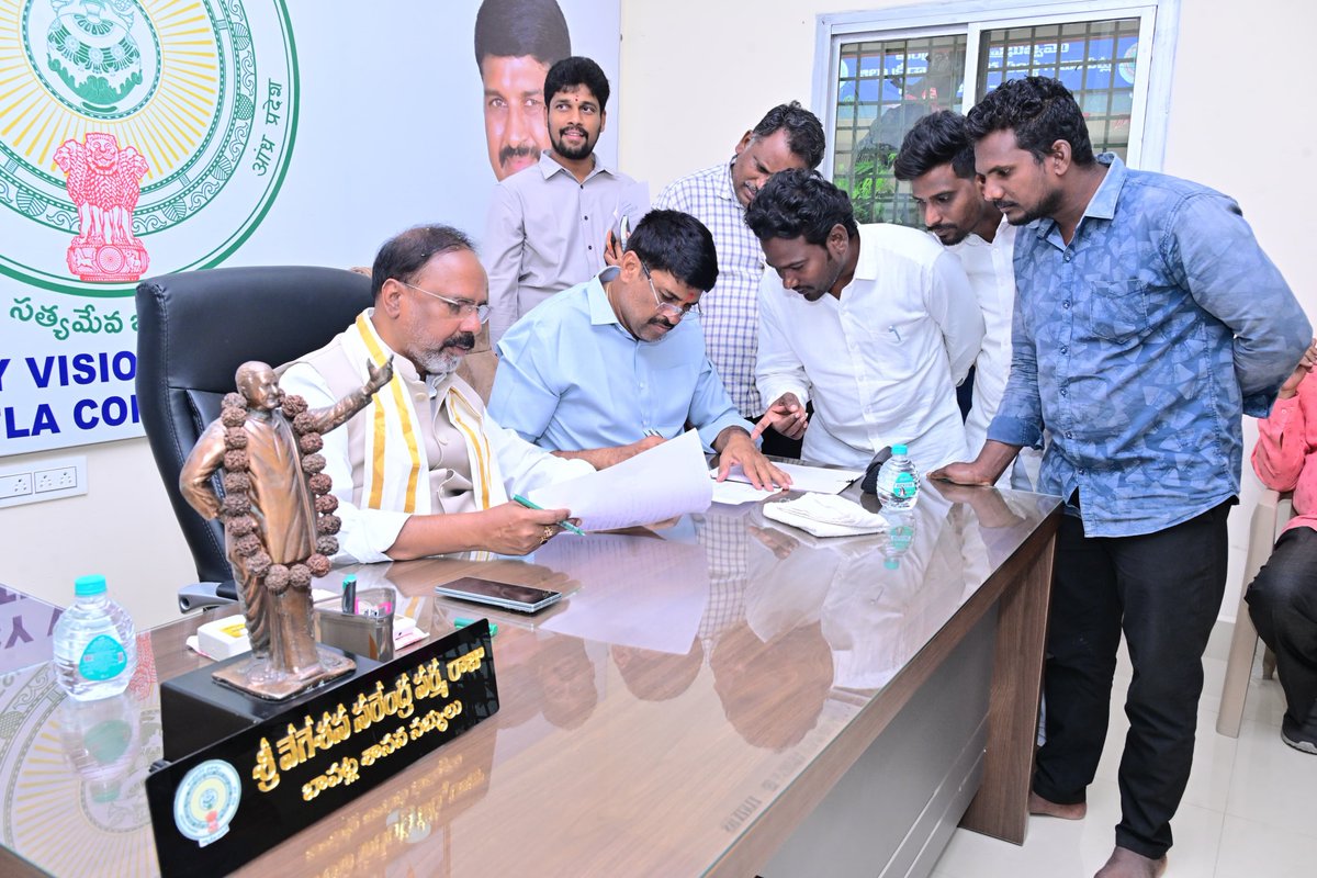 varma_vegesana's tweet photo. ప్రజా సమస్యల పరిష్కారమే ధ్యేయంగా బాపట్ల మున్సిపల్ కార్యాలయ ప్రాంగణంలోని 'నియోజకవర్గ విజన్ యాక్షన్ ప్లాన్ యూనిట్' (P-4) కార్యాలయంలో బాపట్ల పార్లమెంట్ సభ్యులు ఎంపి శ్రీ తెన్నేటి కృష్ణ ప్రసాద్ గారితో కలిసి ప్రజా దర్బార్’ కార్యక్రమాన్ని నిర్వహించాను.
#Prajadarbhar https://t.co/4ITQrAi0P3