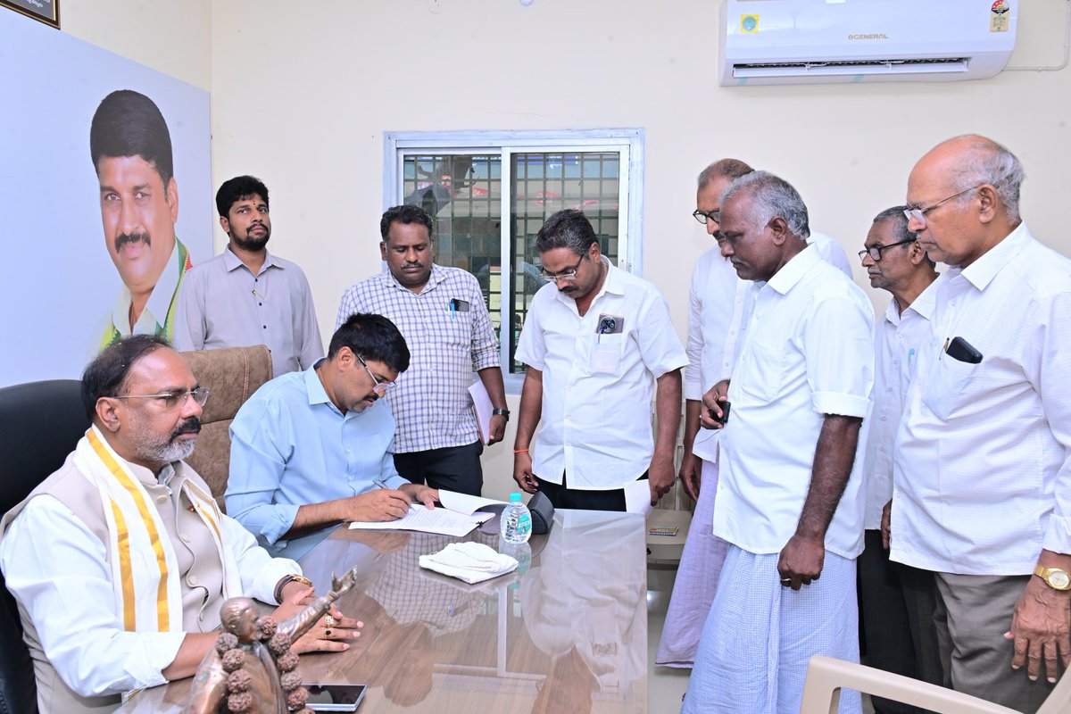 varma_vegesana's tweet photo. ప్రజా సమస్యల పరిష్కారమే ధ్యేయంగా బాపట్ల మున్సిపల్ కార్యాలయ ప్రాంగణంలోని 'నియోజకవర్గ విజన్ యాక్షన్ ప్లాన్ యూనిట్' (P-4) కార్యాలయంలో బాపట్ల పార్లమెంట్ సభ్యులు ఎంపి శ్రీ తెన్నేటి కృష్ణ ప్రసాద్ గారితో కలిసి ప్రజా దర్బార్’ కార్యక్రమాన్ని నిర్వహించాను.
#Prajadarbhar https://t.co/4ITQrAi0P3