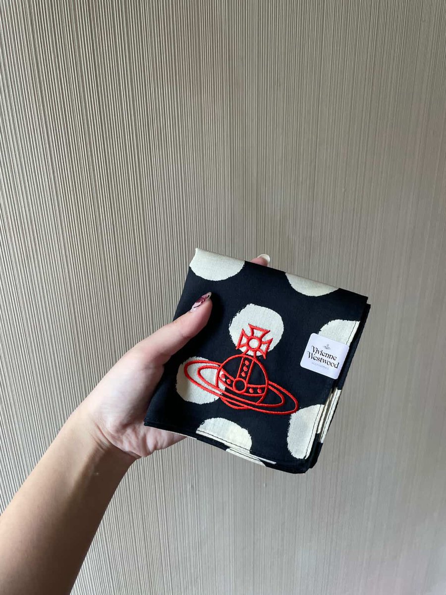 apknshop's tweet photo. ปล่อยต่อ Vivienne Westwood ผ้าเช็ดหน้า
Price : 490

#viviennewestwood #viviennewestwoodthailand https://t.co/AbTV23AeZG
