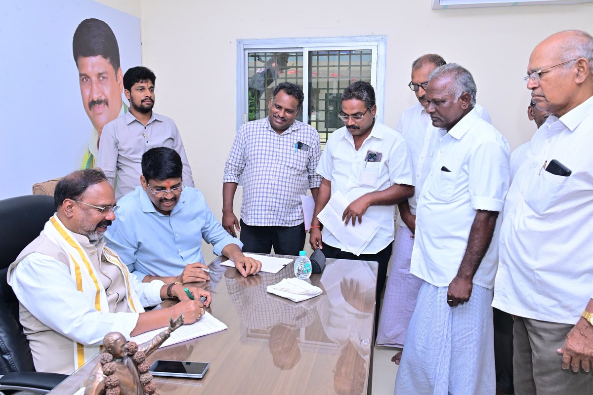 varma_vegesana's tweet photo. ప్రజా సమస్యల పరిష్కారమే ధ్యేయంగా బాపట్ల మున్సిపల్ కార్యాలయ ప్రాంగణంలోని 'నియోజకవర్గ విజన్ యాక్షన్ ప్లాన్ యూనిట్' (P-4) కార్యాలయంలో బాపట్ల పార్లమెంట్ సభ్యులు ఎంపి శ్రీ తెన్నేటి కృష్ణ ప్రసాద్ గారితో కలిసి ప్రజా దర్బార్’ కార్యక్రమాన్ని నిర్వహించాను.
#Prajadarbhar https://t.co/4ITQrAi0P3