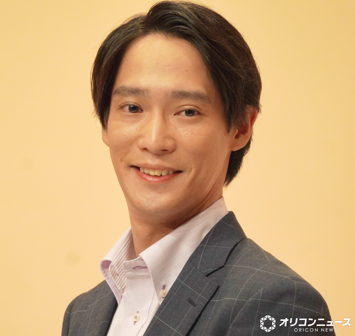oricon's tweet photo. 味方良介、七五三掛龍也に感心
「朝からきれいな顔をしてらっしゃる～🩷」
https://t.co/GvWV5thqsr
⠀
味方良介、現金30万円紛失を後悔
「落とした自分が悪いから仕方ない」💧
https://t.co/SUam5loqRj
⠀
ドラマ『小麦とバターと復讐と』制作発表 https://t.co/B8FVz3uEvs