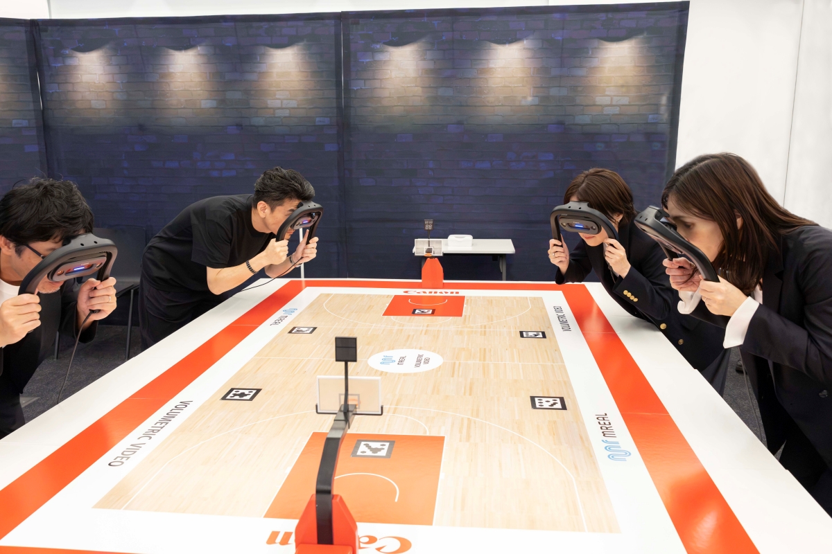 bbking_jp's tweet photo. 📹リリース🏀
キヤノンがアジア大会バスケで世界初の実証実験…遠隔地に競技空間をリアルタイム再現
https://t.co/TpecjnlUwO
アジア大会の試合会場を3Dデータ化し、MRで自由視点観戦する世界初の実証実験を実施。元Bリーガーの城宝匡史氏や群馬の吉田真太郎GMも体験しました。 https://t.co/IhgeG51Jcv
