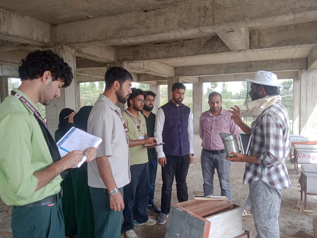 kvkkulgam's tweet photo. Krishi Vigyan Kendra (KVK) Kulgam conducted a practical training session for RAWE students on Honey Bee Production and Management. https://t.co/vvIO7iBvRO