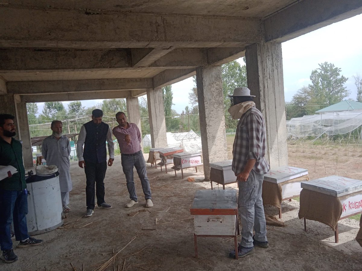 kvkkulgam's tweet photo. Krishi Vigyan Kendra (KVK) Kulgam conducted a practical training session for RAWE students on Honey Bee Production and Management. https://t.co/vvIO7iBvRO