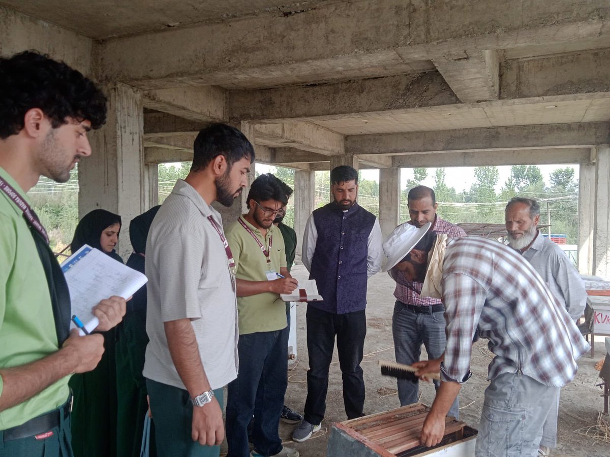 kvkkulgam's tweet photo. Krishi Vigyan Kendra (KVK) Kulgam conducted a practical training session for RAWE students on Honey Bee Production and Management. https://t.co/vvIO7iBvRO