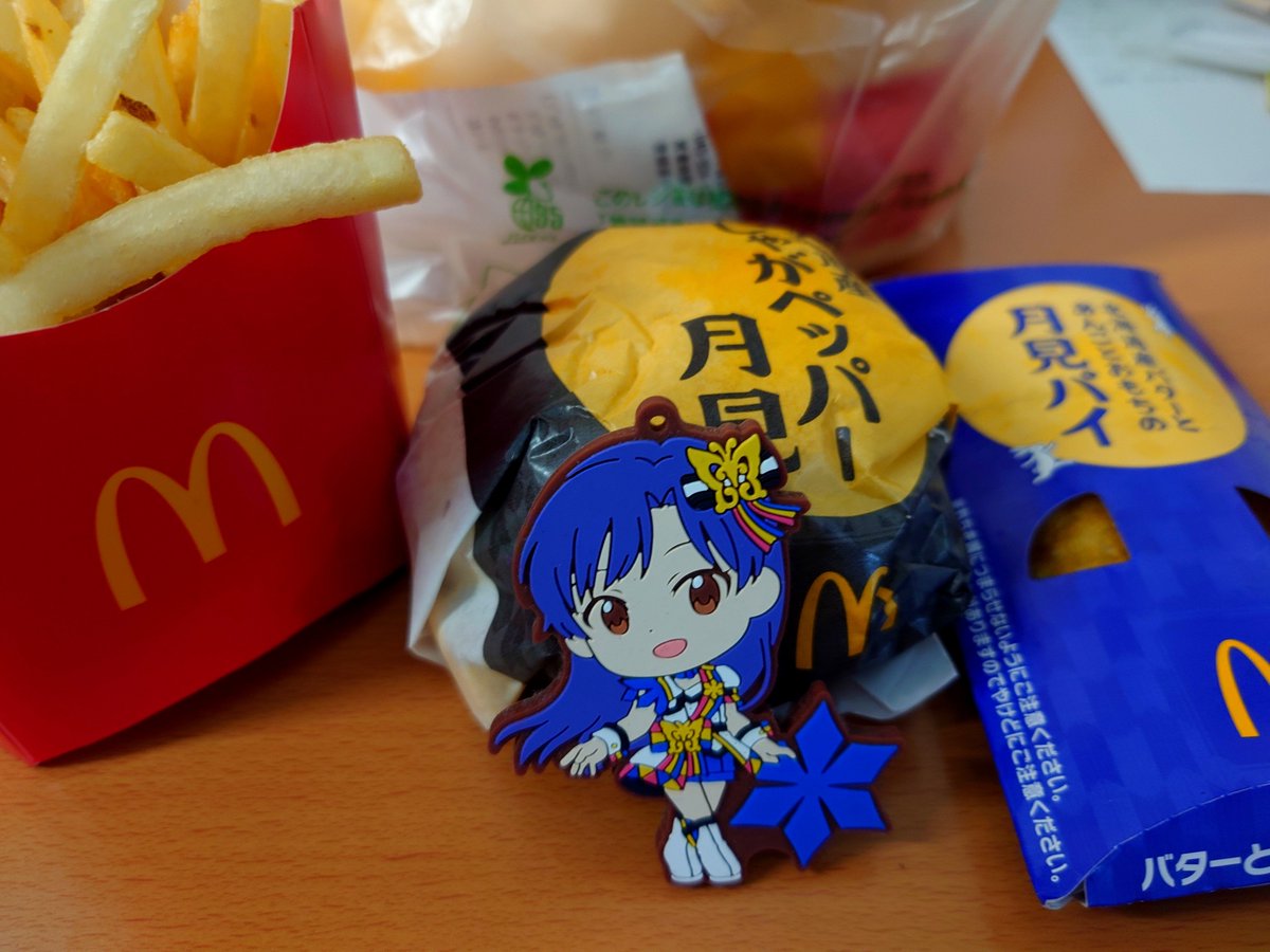 stray12240719's tweet photo. 如月千早のマックCM出演記念、月見バーガー食べるのだいぶ久しぶりな気がする https://t.co/BmbD3CruDN