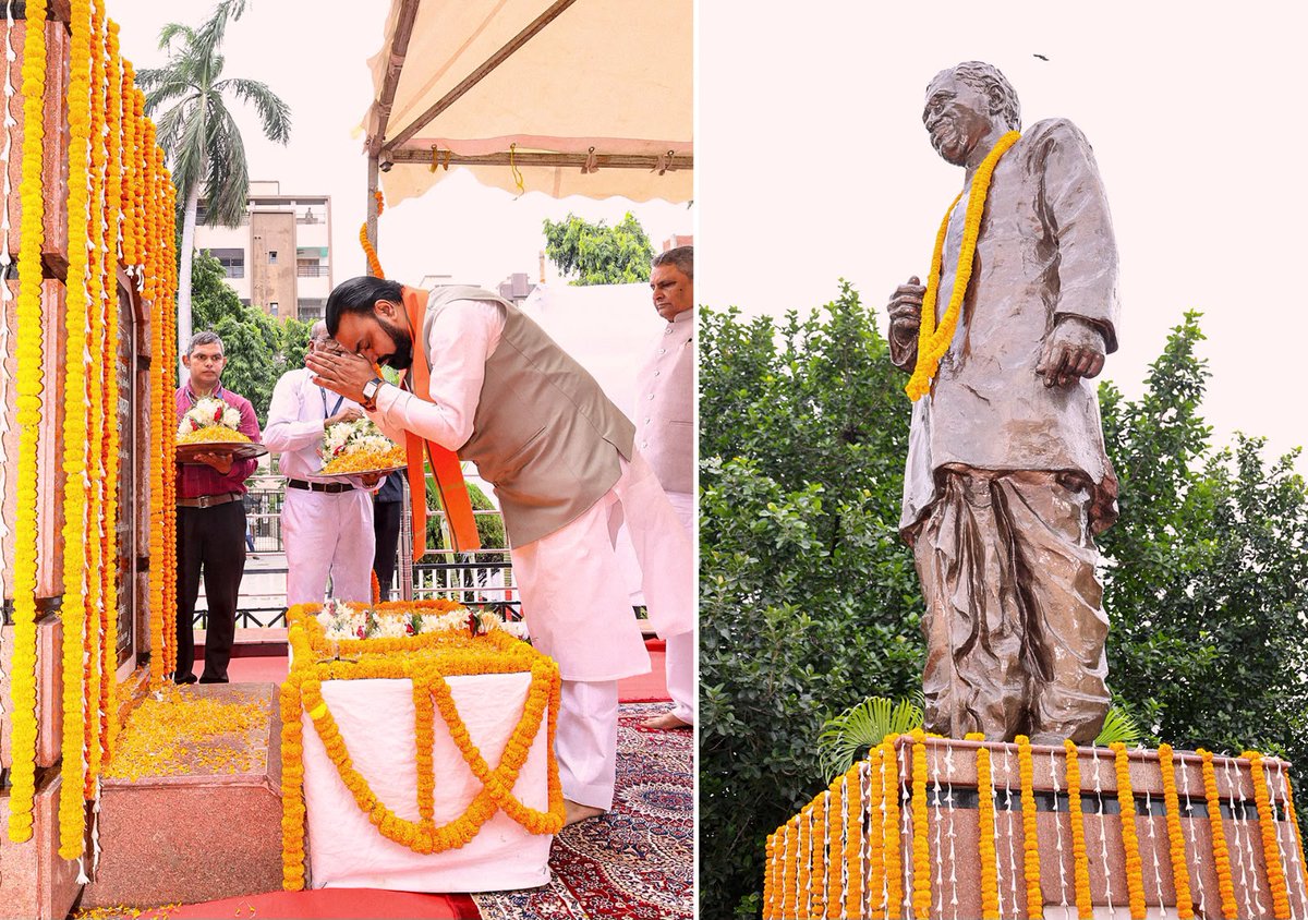 VijayKChy's tweet photo. श्रद्धेय पंडित दीनदयाल उपाध्याय जी की जयंती के अवसर पर माननीय मुख्यमंत्री श्री @samrat4bjp जी के साथ पटना स्थित राजेंद्र नगर में आयोजित राजकीय समारोह में सम्मिलित होकर उनकी प्रतिमा पर पुष्प अर्पित कर श्रद्धापूर्वक नमन किया।
#PanditDeendayalUpadhyaya https://t.co/knep2XnXqW