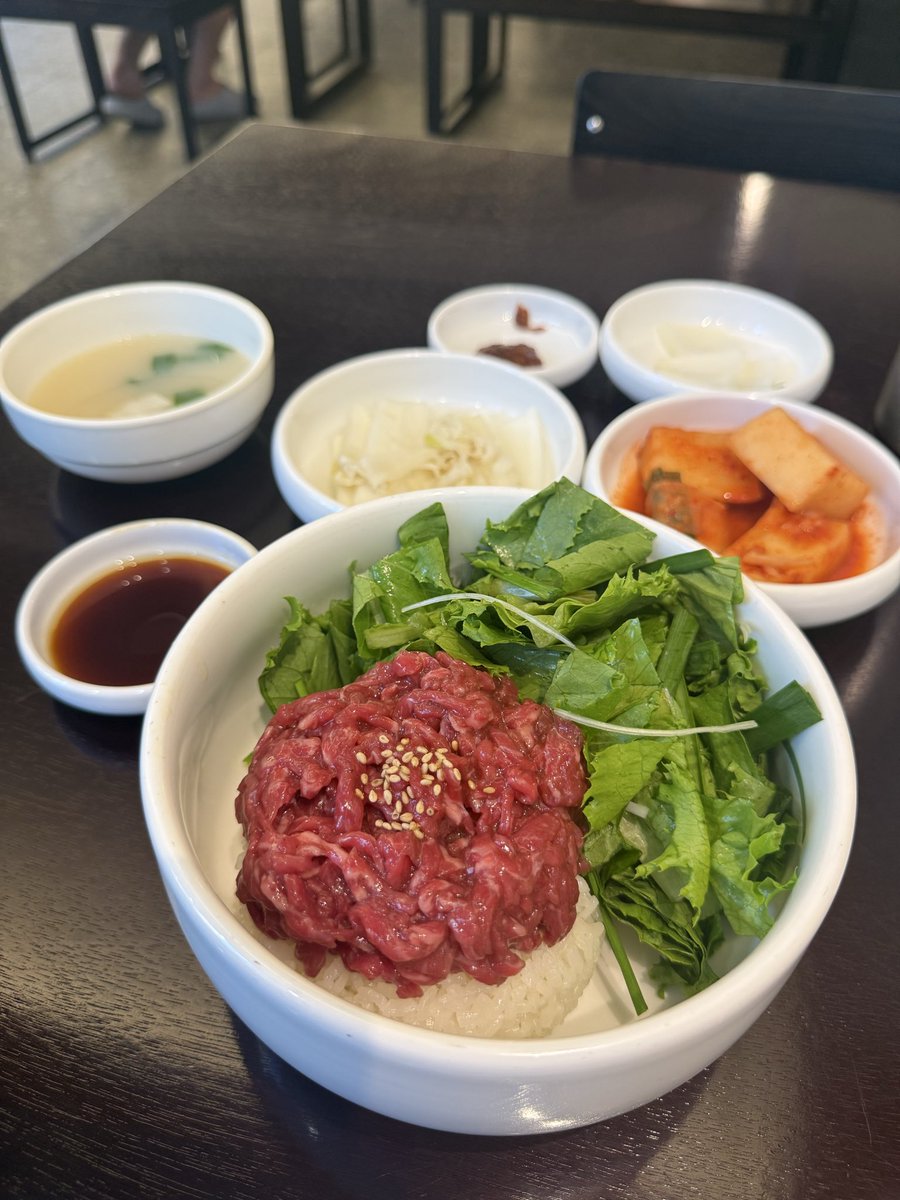 biyo0127's tweet photo. 韓国1人ごはん🇰🇷ユッケビビンバ
📍襄陽屋（ヤンヤンチプ）新論峴店

前回は狎鴎亭店に行って美味しかったので、今回は新論峴店へ

✔︎ 朝7時から営業
✔︎ 1++等級の韓牛ユッケ使用
✔︎ 醤油ベース＋ごま油の香りが◎
✔︎ テーブルのQRコードから注文できる
✔︎ 1人でも入りやすい
✔︎ カクテキやキムチのパンチャンも美味しい

新鮮なユッケに、野菜もシャキシャキで🫶🏻
個人的にユッケビビンバのNo.1は別にあるんだけど、ここも美味しい🥹💖

前回2人で行った時に一緒に頼んだヘジャングクも美味しかったので、そっちもおすすめ◎

朝早くから開いてるから、渡韓中の朝ごはんにも使いやすい🇰🇷