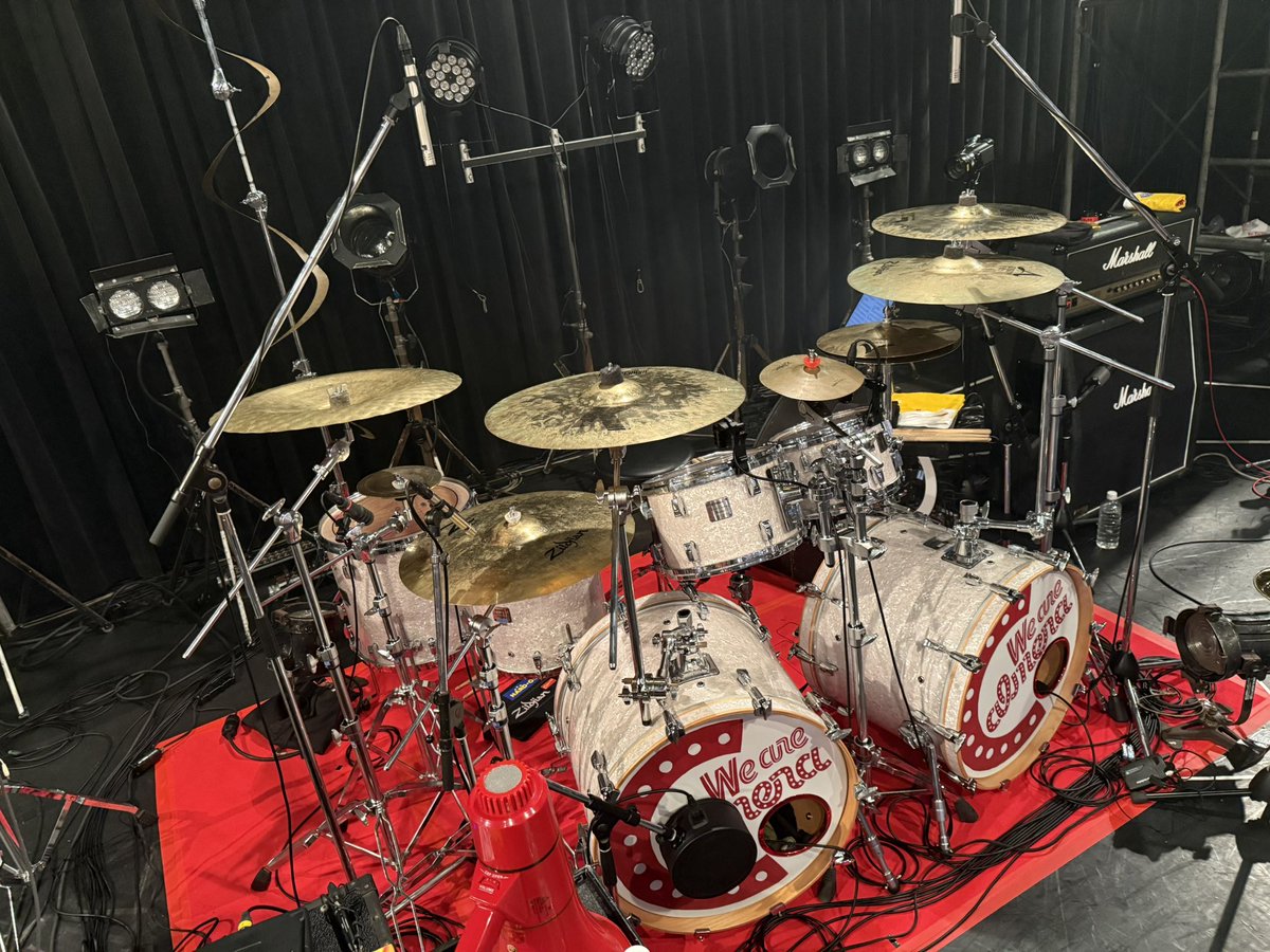 kunito_'s tweet photo. 「#カルメラ成人式」 
東京編での使用機材🥁

休止前ラストライブの時に使用したドラムセットと、全く同じものをまた借りました。

"ツーバスキット"を所有しているレンタル業者さんは本当に稀で、このセットがあったお陰で、僕の憧れが一つ叶いました。
(サンフォニックスさんありがとうございます🙏)

振替公演、必ずみんなに生の迫力を届けたい🔥🔥🔥

#Calmera #カルメラ
#Calmera20thAnniversary

#きたいくにと #KunitoKitai
#Zildjian #YAMAHADrums
#Cympillow

Photo by @nagare0313