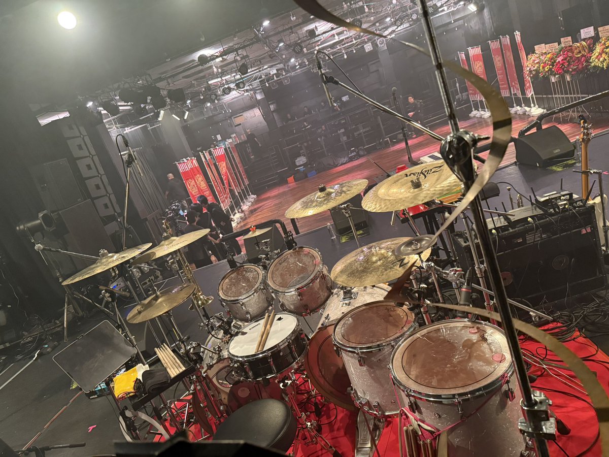 kunito_'s tweet photo. 「#カルメラ成人式」 
東京編での使用機材🥁

休止前ラストライブの時に使用したドラムセットと、全く同じものをまた借りました。

"ツーバスキット"を所有しているレンタル業者さんは本当に稀で、このセットがあったお陰で、僕の憧れが一つ叶いました。
(サンフォニックスさんありがとうございます🙏)

振替公演、必ずみんなに生の迫力を届けたい🔥🔥🔥

#Calmera #カルメラ
#Calmera20thAnniversary

#きたいくにと #KunitoKitai
#Zildjian #YAMAHADrums
#Cympillow

Photo by @nagare0313