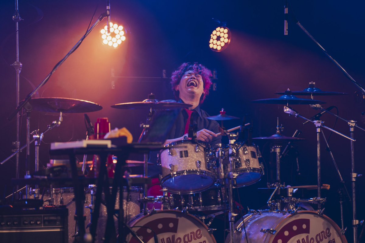 kunito_'s tweet photo. 「#カルメラ成人式」 
東京編での使用機材🥁

休止前ラストライブの時に使用したドラムセットと、全く同じものをまた借りました。

"ツーバスキット"を所有しているレンタル業者さんは本当に稀で、このセットがあったお陰で、僕の憧れが一つ叶いました。
(サンフォニックスさんありがとうございます🙏)

振替公演、必ずみんなに生の迫力を届けたい🔥🔥🔥

#Calmera #カルメラ
#Calmera20thAnniversary

#きたいくにと #KunitoKitai
#Zildjian #YAMAHADrums
#Cympillow

Photo by @nagare0313