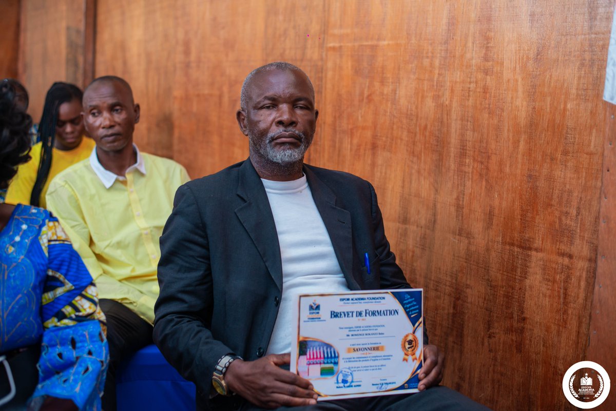 PlamedieAl's tweet photo. Remise des brevets sanctionn ant la fin de la formation en SAVONNERIE que nous avons organisé en collaboration avec @ESPOIRACADEMIAFOUNDATION https://t.co/qEK59mya7a