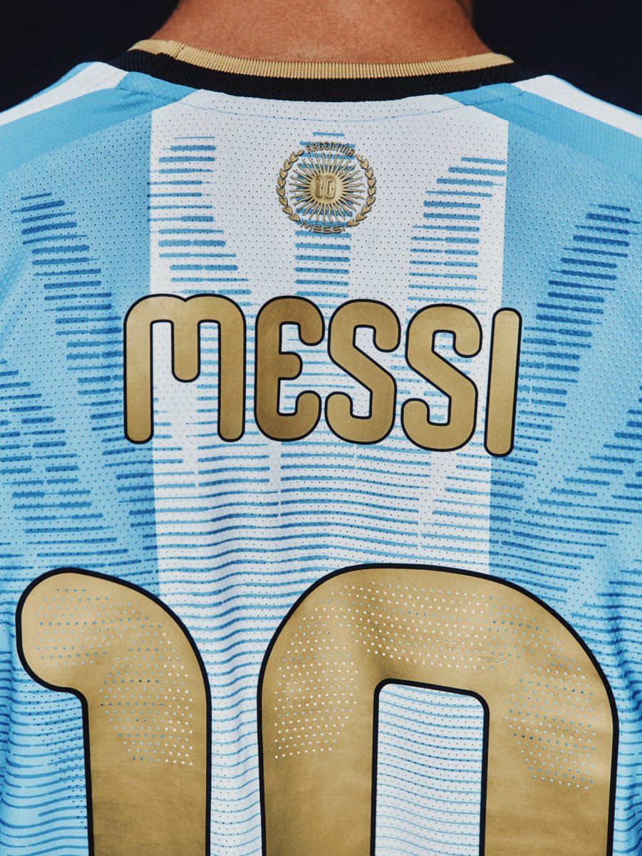 ActuFoot_'s tweet photo. 🚨🚨 VOICI LE TOUT DERNIER MAILLOT QUE MESSI PORTERA AVEC L'ARGENTINE 🇦🇷. 🥺

Après, ce sera fini. 😢👋

adidas dévoile maillot que Leo Messi portera pour ses adieux le 6 octobre prochain. 🐐

La Pulga avait réalisé sa toute première sélection avec l'Argentine en 2005, il y a 21 ans...
