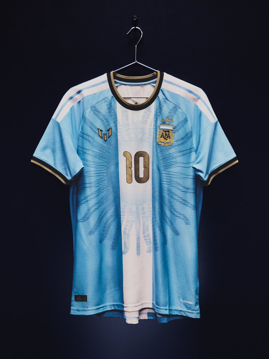 ActuFoot_'s tweet photo. 🚨🚨 VOICI LE TOUT DERNIER MAILLOT QUE MESSI PORTERA AVEC L'ARGENTINE 🇦🇷. 🥺

Après, ce sera fini. 😢👋

adidas dévoile maillot que Leo Messi portera pour ses adieux le 6 octobre prochain. 🐐

La Pulga avait réalisé sa toute première sélection avec l'Argentine en 2005, il y a 21 ans...