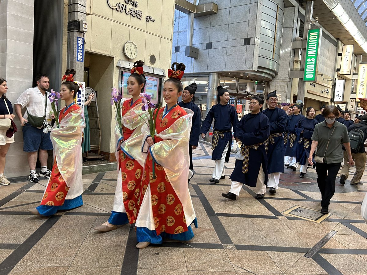 flowerkatuo's tweet photo. ちょうど花扇の奉納行列に遭遇したので🙌 https://t.co/N9JNIPvOUm