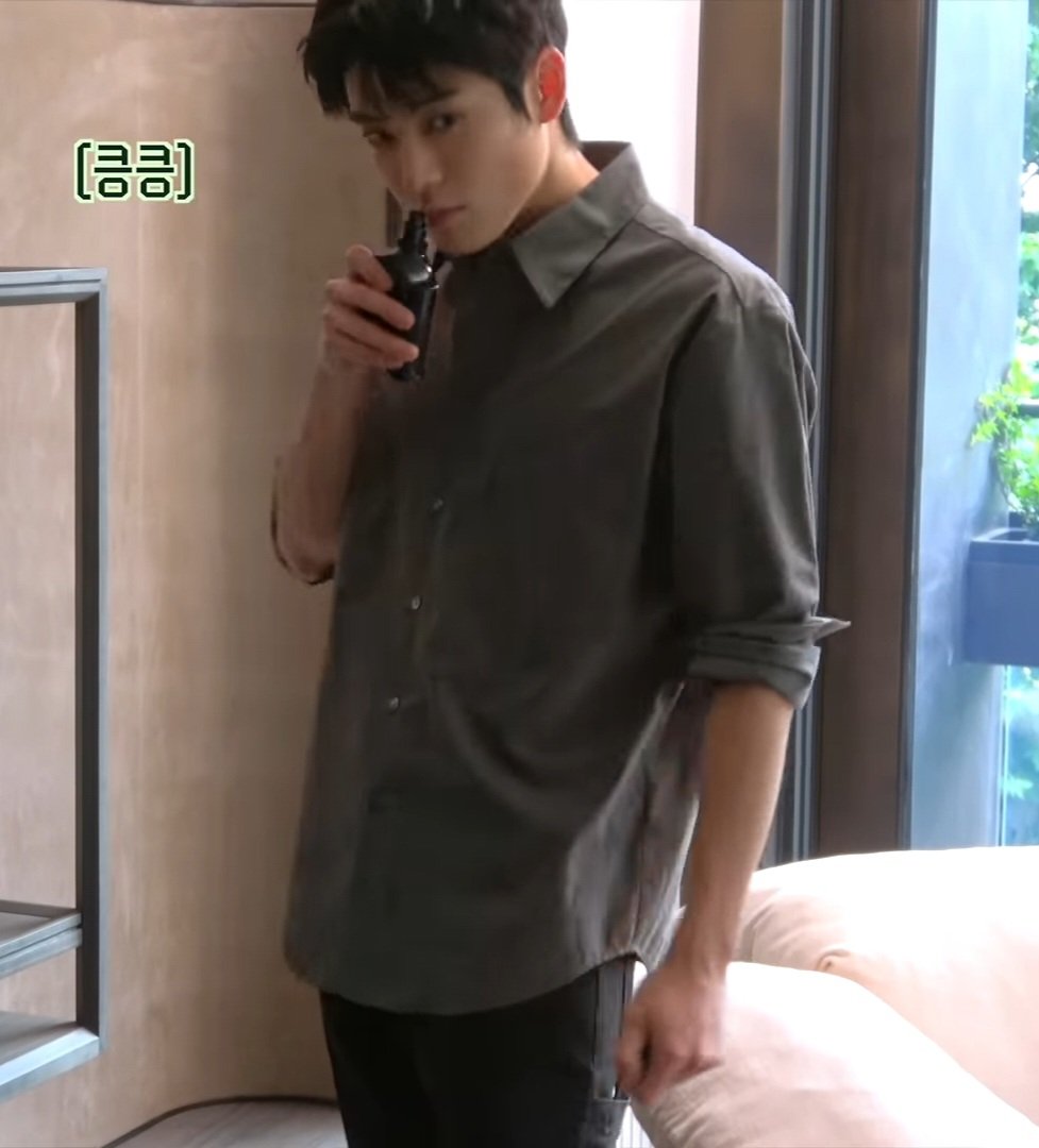 aghjjhyun's tweet photo. 👷🏻‍♂️Parents Teaching Day🚧

🍑:Aku perfumnya yg ini aja kali ya, sayang? Yang gak terlalu strong takut anak² gak suka baunya.
🌹:Bebas yg mana ajjah soalnya cintaku today kok GANTENG SEKALI😔

Kakak &amp; Jendut:🫩🫩

🍑:Mau ke sekolah jd ben ketok rodok koyok wong bener lah, bu😅
🌹🤣 https://t.co/FH9s1nuDkO